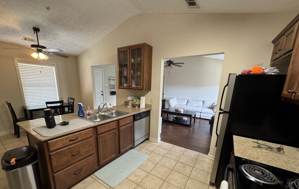 Looking for 2 female roommates!